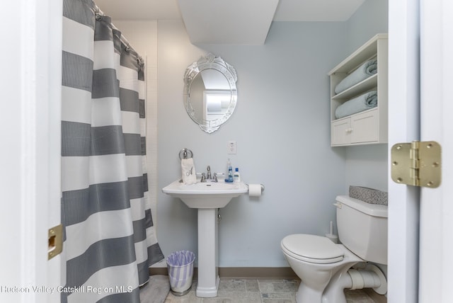 full bathroom featuring a shower with curtain, toilet, and baseboards