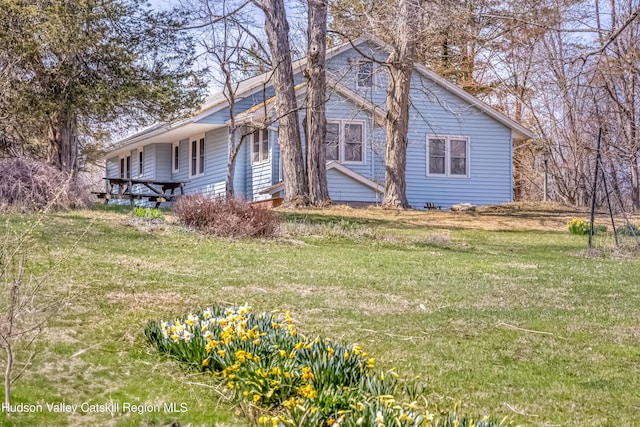 view of front of house featuring a front yard