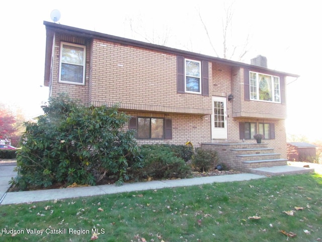 view of front facade featuring a front lawn