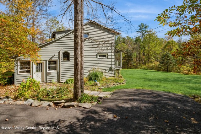 view of outdoor structure with a yard