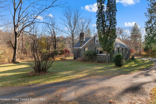 view of front of property with a front lawn