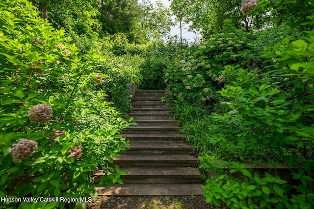28 Riverview St, Stuyvesant, NY 12173 - view of staircase