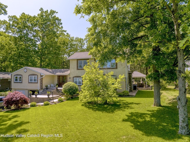 view of front of house featuring stucco siding and a front yard