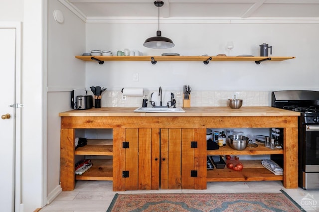 550-552 Columbia St, Hudson, NY 12534 - indoor wet bar with stainless steel gas range oven, backsplash, and light wood-style flooring