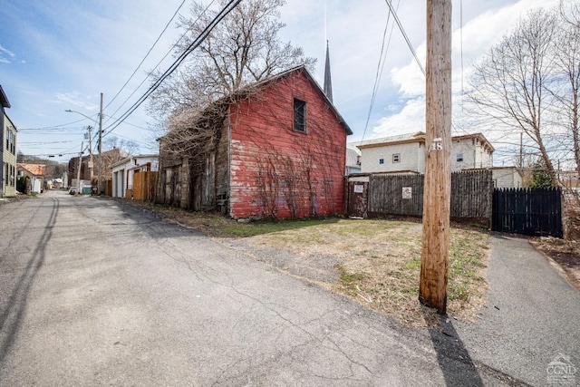 550-552 Columbia St, Hudson, NY 12534 - view of home's exterior with fence
