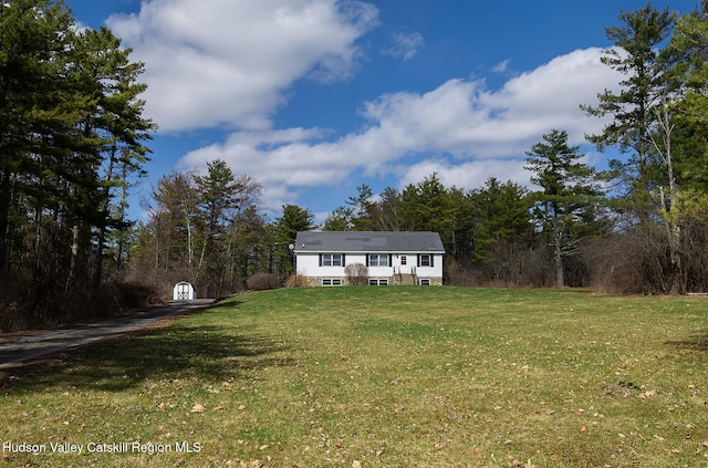 186 Meadow Brook Ln, Greenville, NY 12083 - view of front facade featuring a front lawn and a wooded view