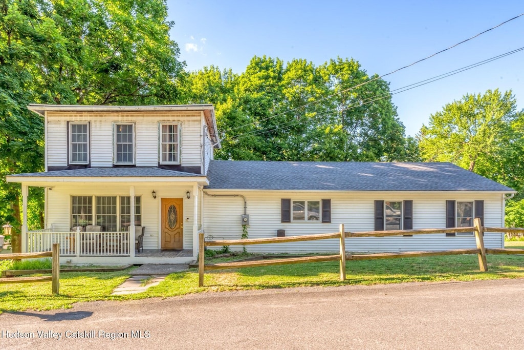 view of front of house featuring a porch and a front yard