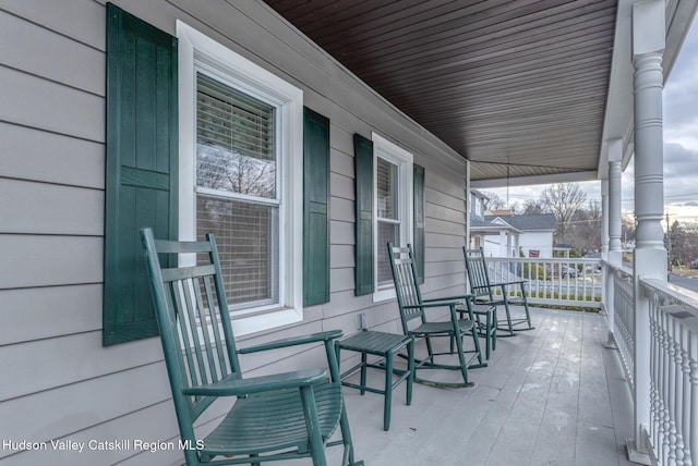 balcony featuring covered porch