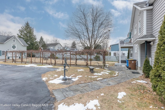 view of yard featuring a pergola