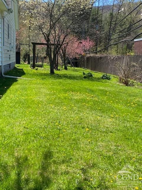 view of yard featuring fence