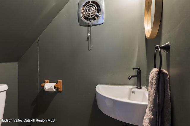 bathroom featuring sink