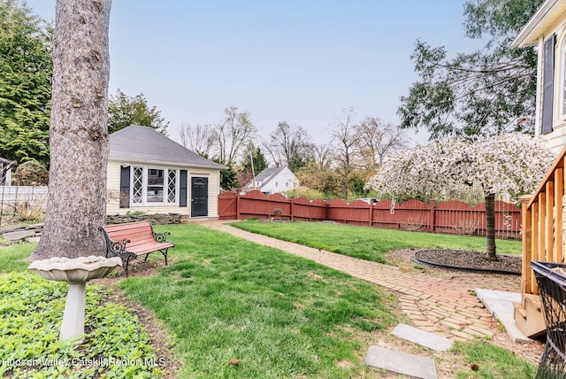 view of yard featuring a fenced backyard and an outdoor structure