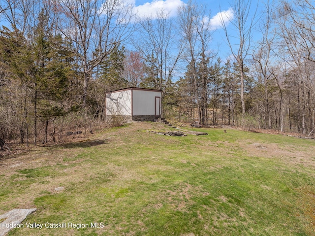 view of yard with an outbuilding