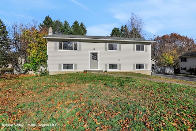 bi-level home featuring a front lawn