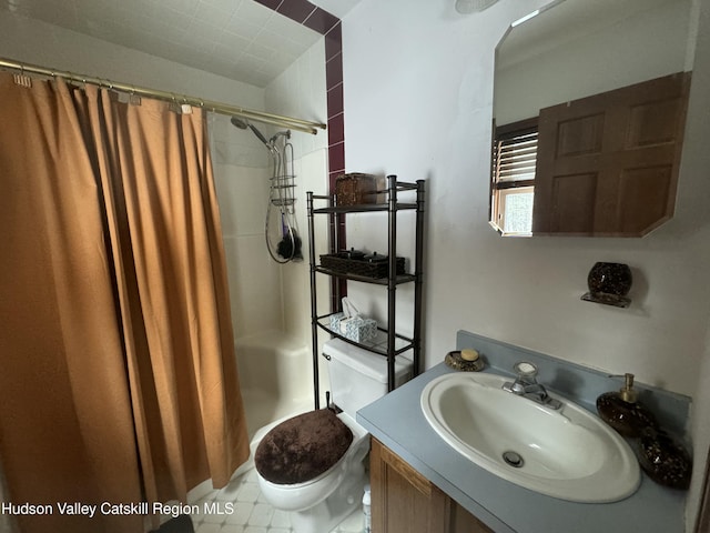 bathroom featuring a shower with curtain, vanity, and toilet