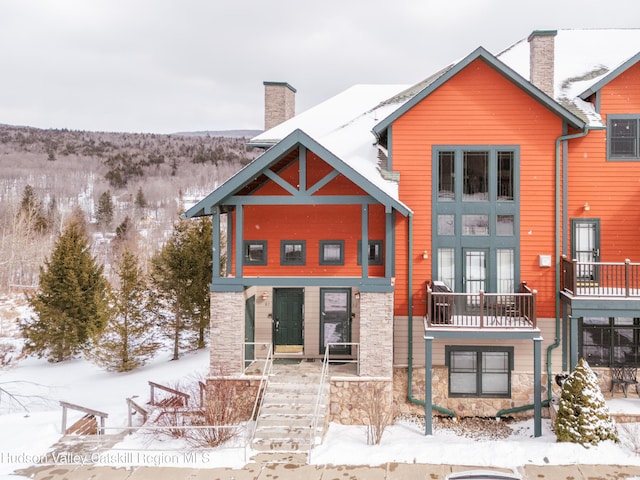 view of front property featuring a balcony