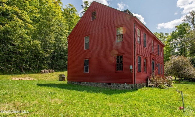 view of side of property featuring a yard