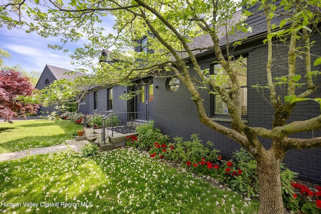 view of front of house featuring a front yard