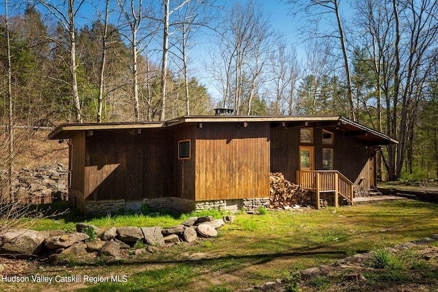 view of outdoor structure featuring a yard