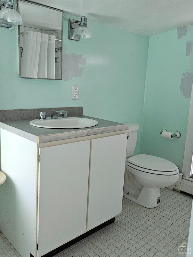 full bath featuring vanity, toilet, and a shower with curtain