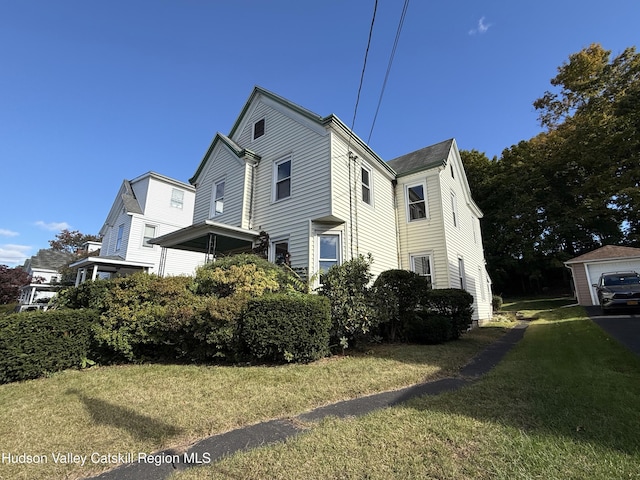 view of side of property featuring a lawn