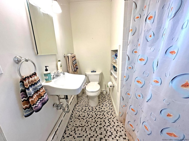 bathroom featuring toilet, a shower with curtain, and sink