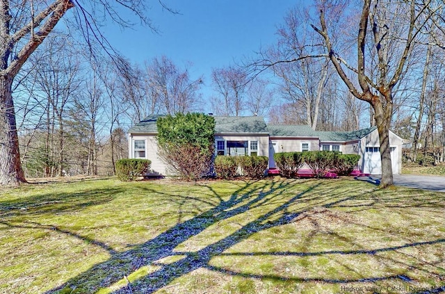 single story home featuring a front lawn