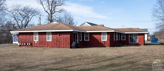 view of side of property featuring a lawn