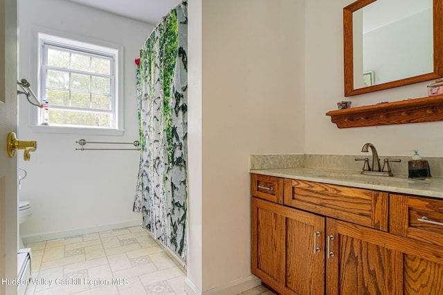 bathroom with a shower with curtain, vanity, and toilet