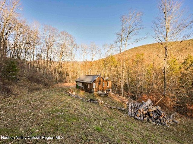 view of yard featuring an outbuilding