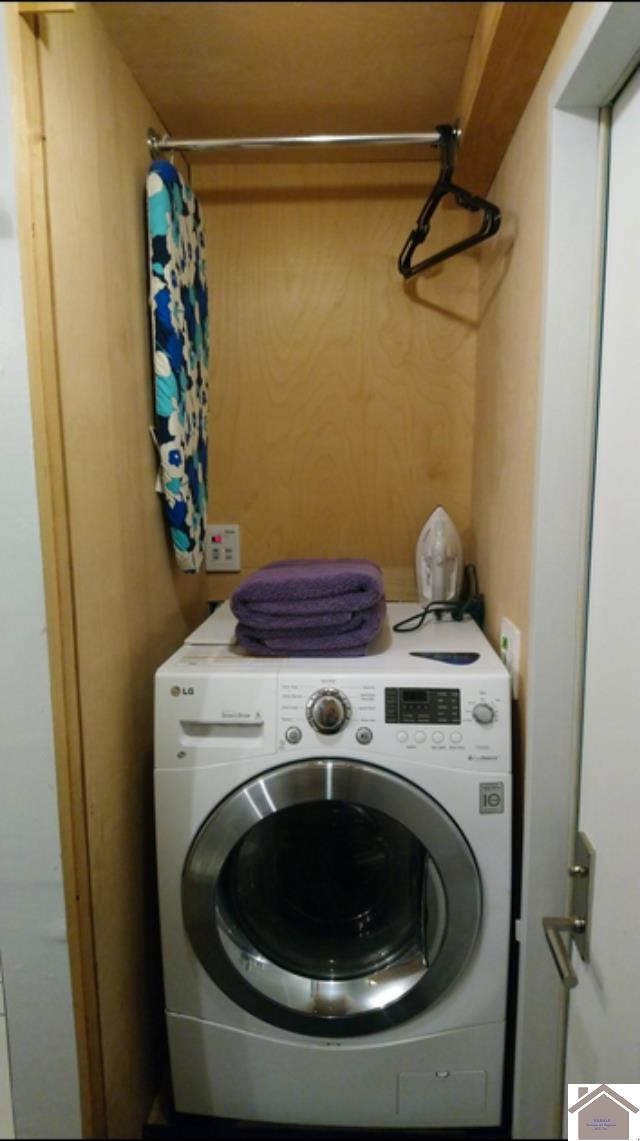 clothes washing area with washer / clothes dryer