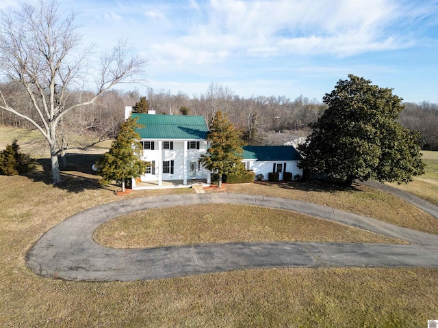 view of front of property featuring a front yard