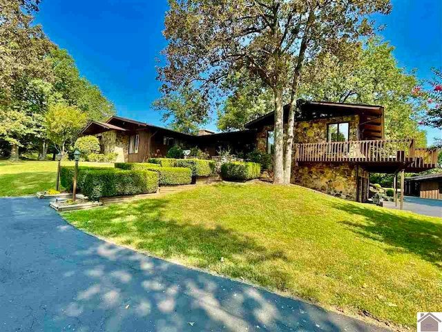 view of front of home featuring a front lawn