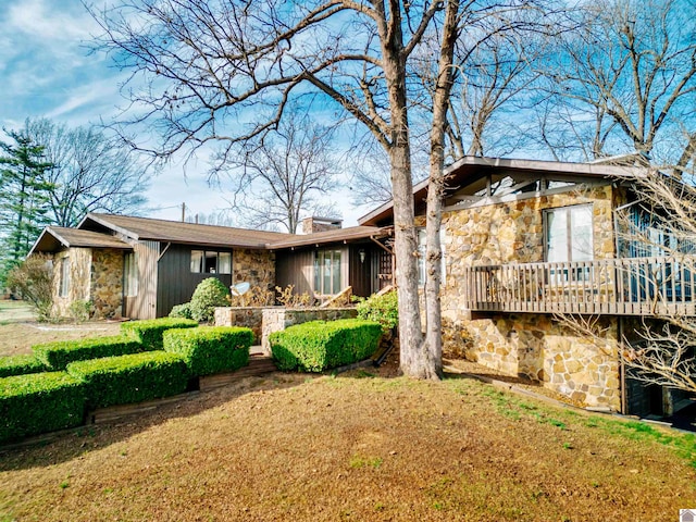 view of front of home with a front yard