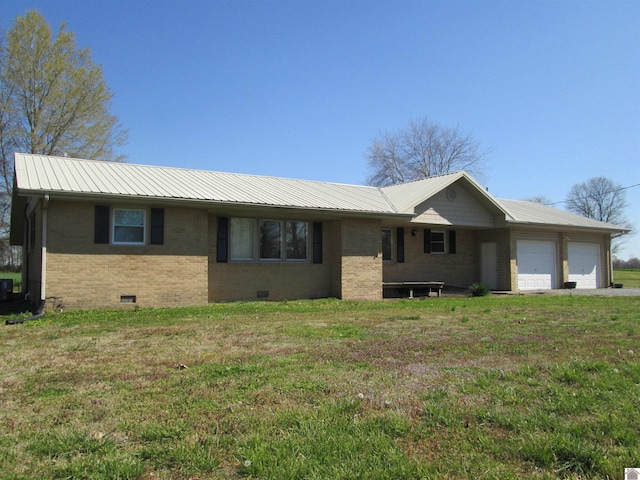 ranch-style home featuring a front lawn