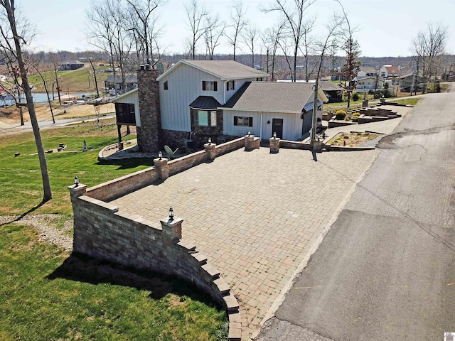 view of front facade featuring a front yard