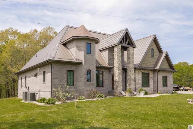 view of front facade featuring central AC unit and a front yard