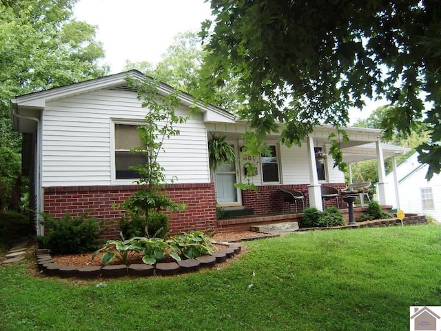 view of front of home with a porch and a front lawn