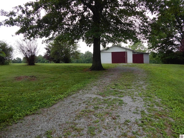 view of yard featuring an outdoor structure