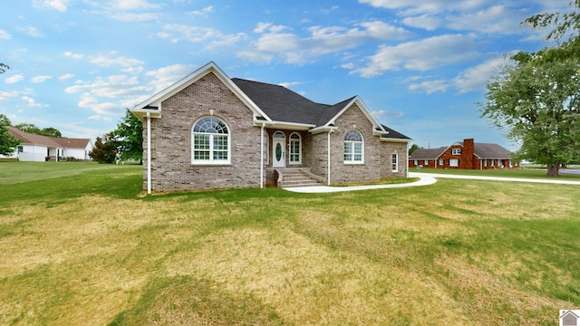 view of front of property featuring a front yard