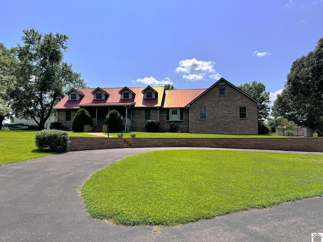 view of front of property featuring a front yard