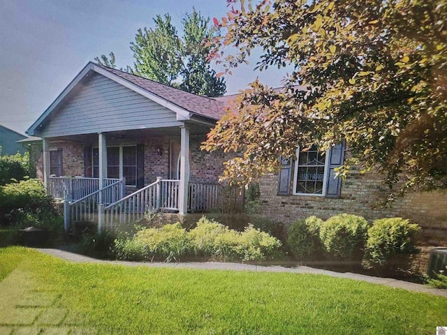 view of front of house featuring a porch and a front yard