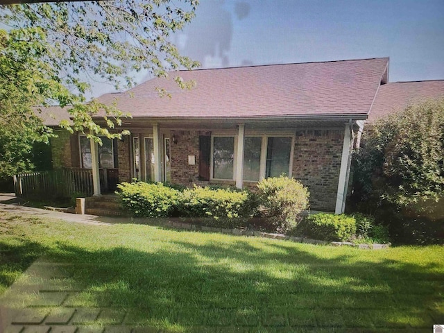 view of front of property featuring a porch and a front yard