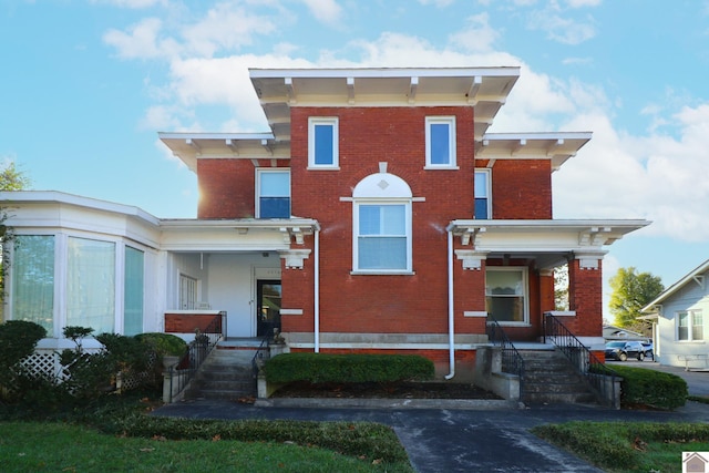 view of italianate-style house