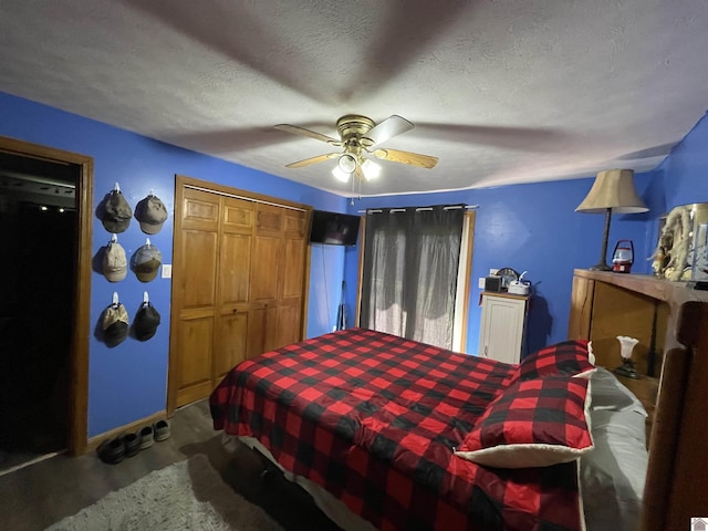 bedroom with ceiling fan, wood-type flooring, a textured ceiling, and a closet