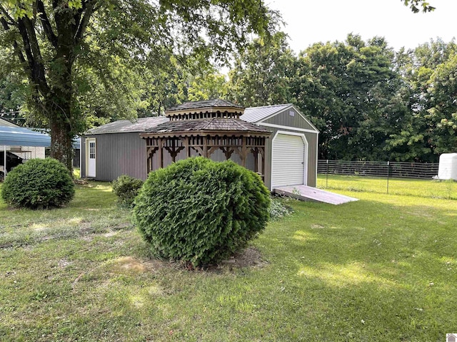 view of yard with an outdoor structure