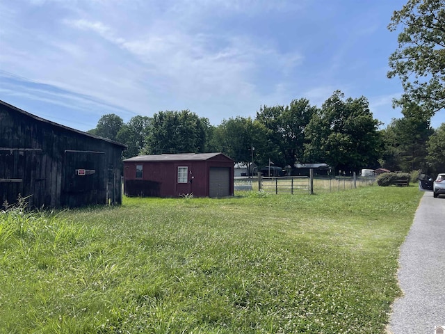 view of yard with an outbuilding