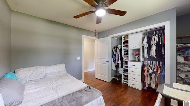 bedroom featuring ceiling fan, dark hardwood / wood-style floors, and a closet