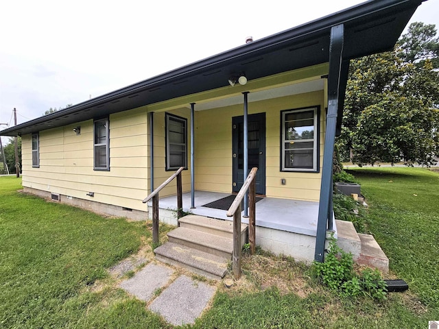 view of front of property featuring covered porch and a front yard