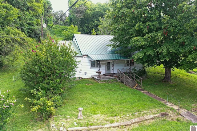 view of front of home featuring a front lawn and covered porch